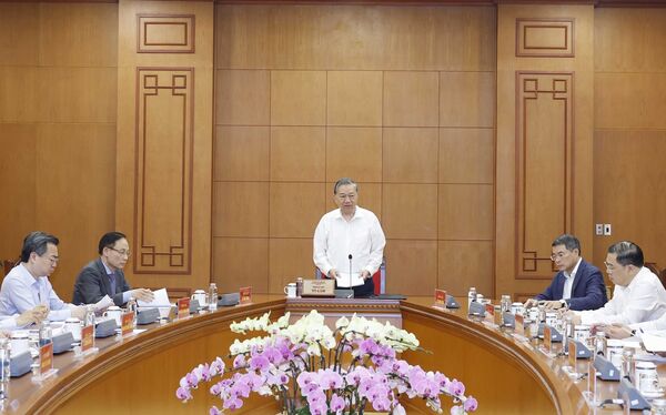 Party chief urges strategy for economic restructuring