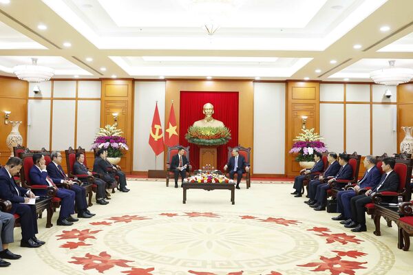 Party chief hosts Lao public security minister