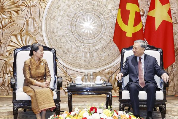 Party chief receives Cambodian solidarity front delegation