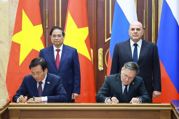Vietnamese, Russian PMs hold talks, witness signing of nuclear power agreement