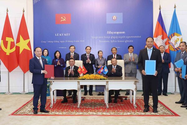Senior Vietnamese Party official witnesses exchange of Vietnam–Cambodia cooperation documents