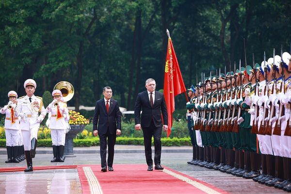 Vietnamese Prime Minister chairs official welcome ceremony for Slovak counterpart