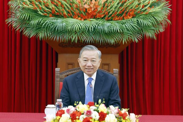 Top leader holds phone talks with Japanese PM