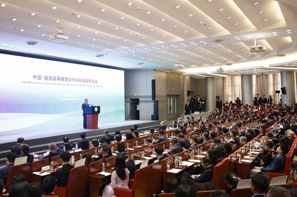 Developing ties with China a top priority in Vietnam’s foreign policy: Top leader