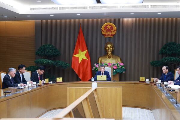 Vietnamese Prime Minister holds phone talks with Singaporean counterpart