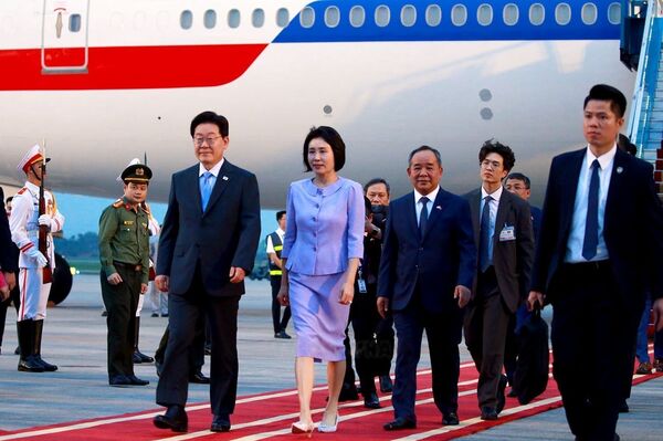RoK President begins state visit to Vietnam
