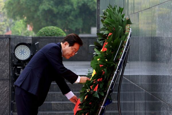 RoK President pays tribute to President Ho Chi Minh in Hanoi