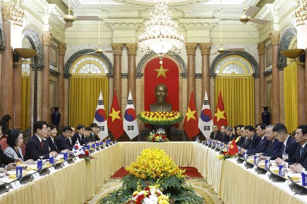 Top leader holds talks with RoK President in Hanoi