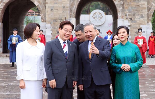 Top leader hosts special friendship programme for Korean President at Thang Long Imperial Citadel