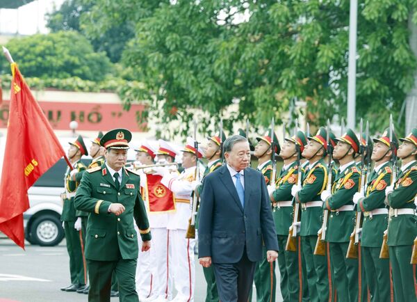 Top leader requests Military Region 5 to play core role in building all-people defence