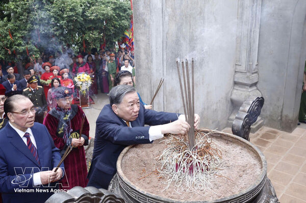 Top leader offers incense in commemoration of Hung Kings in Phu Tho