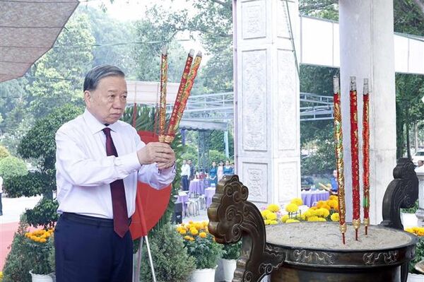 Top leader offers incense at Hill 82 Tan Bien Martyrs’ Cemetery