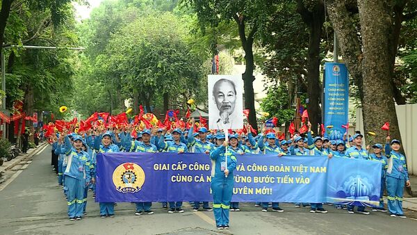 Hanoi parade honours workers ahead of Int’l Labour Day