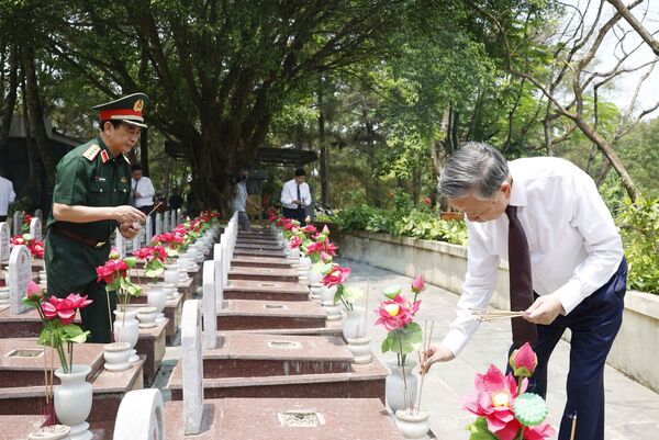 Top leader visits Quang Tri ahead of national reunification celebrations