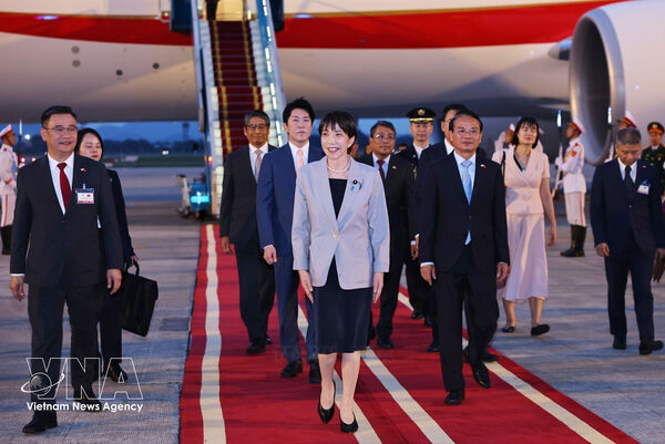 Japanese Prime Minister arrives in Hanoi, beginning official visit to Vietnam