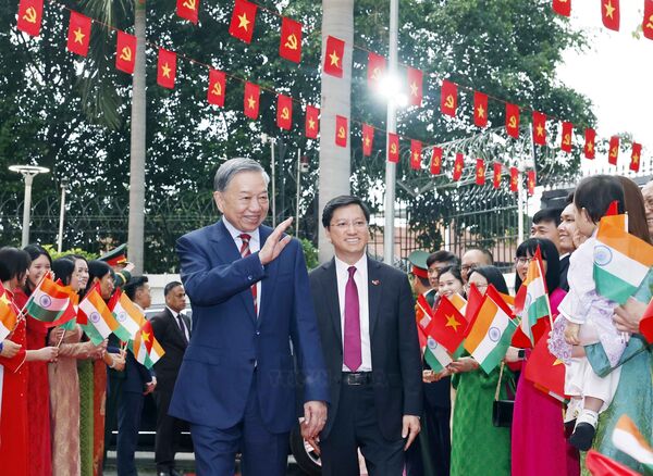 Party General Secretary, State President To Lam meets with Vietnamese community in India