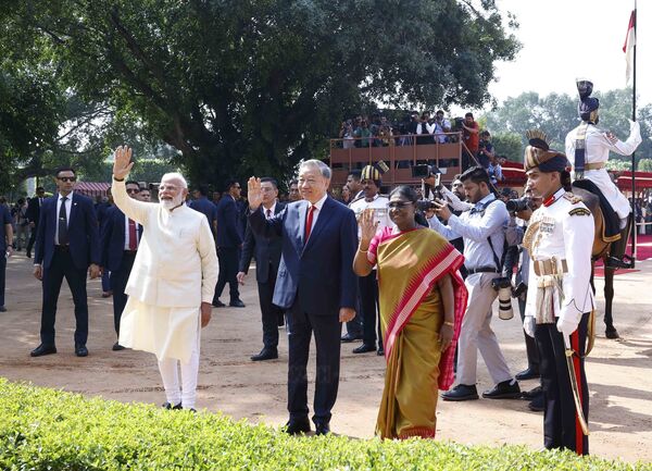 Official welcome ceremony held for top Vietnamese leader in New Delhi