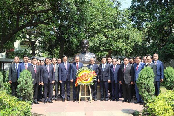 Vietnamese top leader lays wreaths at memorial sites in India