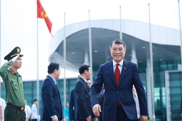PM Le Minh Hung arrives in Philippines for 48th ASEAN Summit