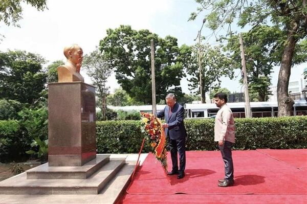 Vietnamese top leader lays flowers at President Ho Chi Minh Statue in Colombo