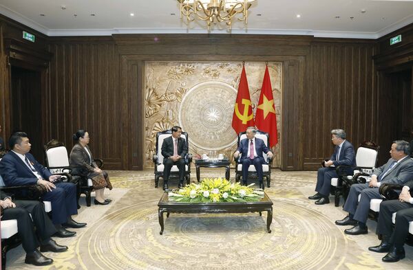 Top Vietnamese leader receives Vientiane official in Hanoi