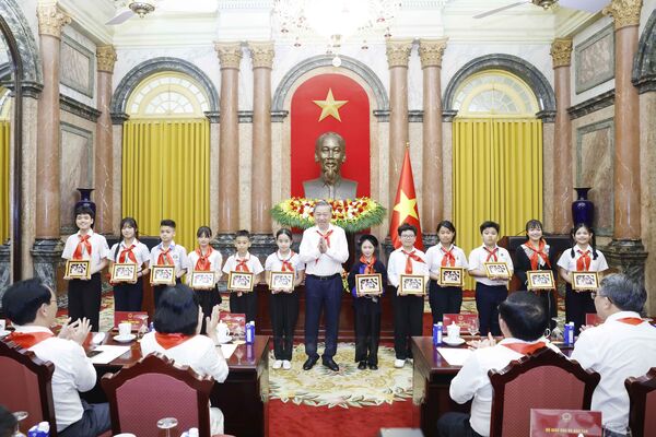 Party, State leader welcomes 85 outstanding children