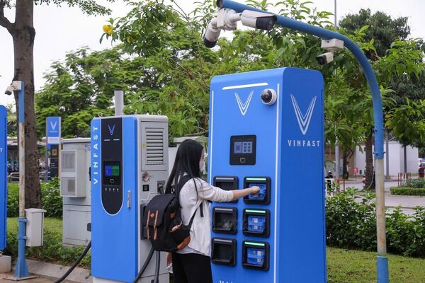 Tiêu điểm kinh tế tuần: <b>Thách thức hạ tầng trạm sạc xe điện</b>