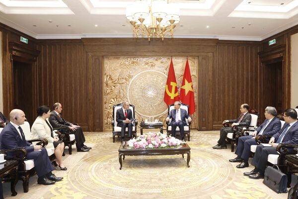 Top leader pledges favourable conditions for US tech firms to invest in Vietnam