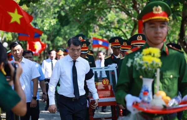 PM attends burial of Vietnamese soldiers, experts in Laos