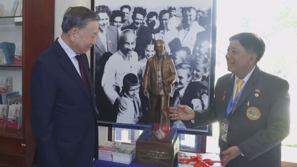 Top Vietnamese leader visits Ho Chi Minh memorial site