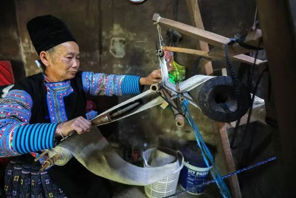 Mong ethnic women preserve age-old brocade weaving craft