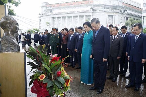 Vietnamese leader pays tribute to President Ho Chi Minh, meets community in Singapore