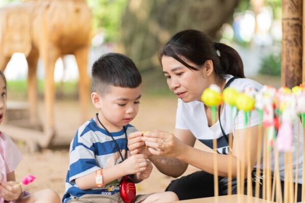 Folk games bring families together at Temple of Literature