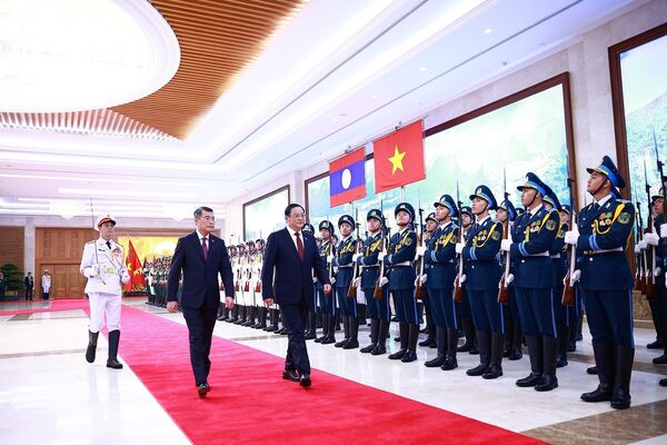 Vietnamese PM hosts welcome ceremony for Lao counterpart