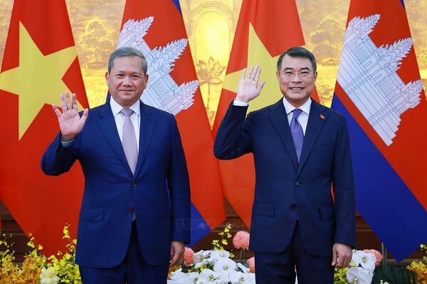 PM Le Minh Hung hosts official welcome ceremony for Cambodian counterpart