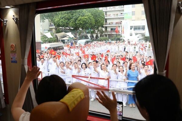 Dedicated train makes daily commute easier for Bach Mai Hospital doctors