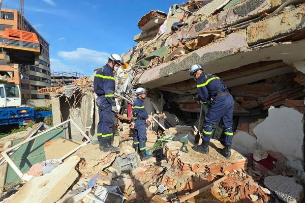 Vietnamese rescue team recovers first body in earthquake-hit Venezuela