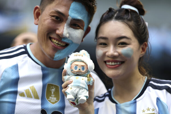 <b>Cổ động viên Argentina mở tiệc ăn mừng ngay bên ngoài sân Miami </b>
