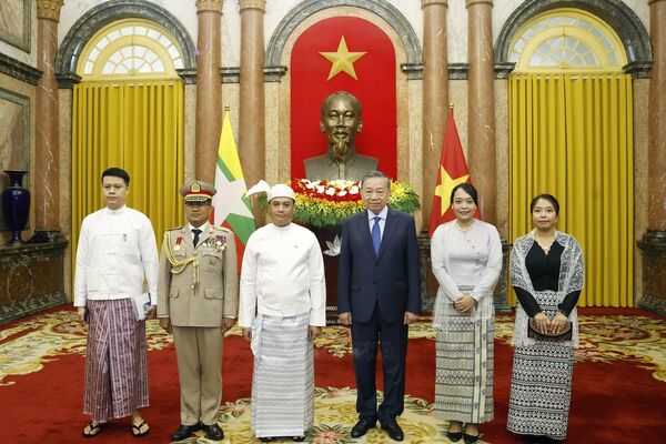 Top leader receives newly accredited ambassadors 