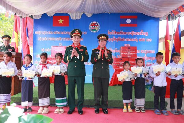 Vietnam, Laos strengthen border defence friendship