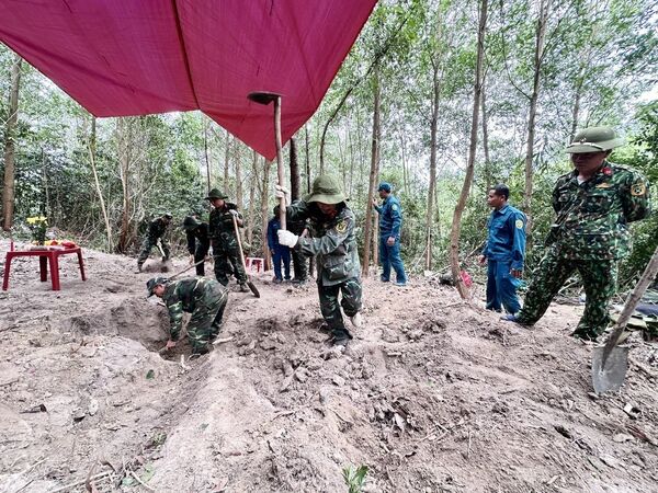 Dak Lak soldiers carry on silent mission to bring fallen heroes home