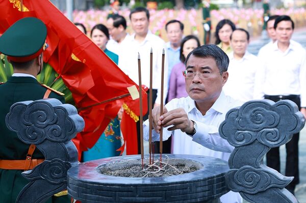 Prime Minister pays tribute to fallen soldiers at Vi Xuyen National Martyrs' Cemetery