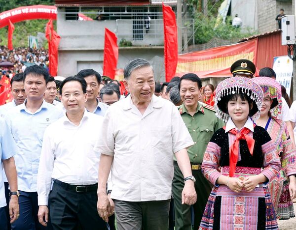 Top leader calls for stronger public participation in safeguarding national security