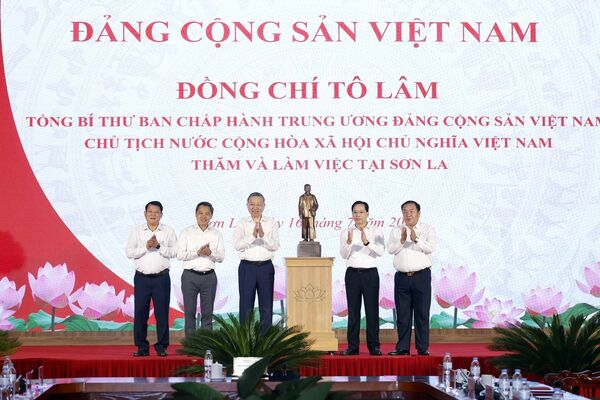Top leader asks Son La to become agro-processing, tourism hub