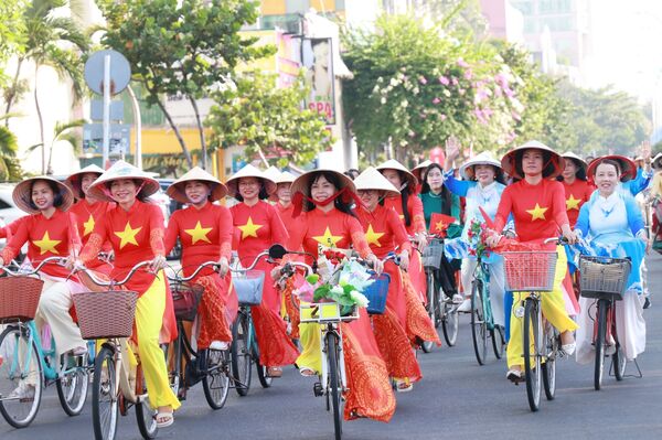 Over 2,000 join Ao dai parade at Khanh Hoa Sea Festival