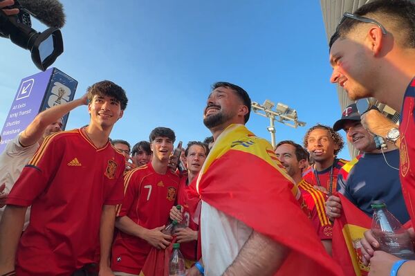 <b>Cổ động viên Tây Ban Nha ăn mừng cuồng nhiệt khi đội nhà giành chức vô địch World Cup 2026</b>