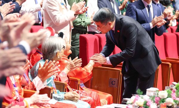 Caring for revolution contributors reflects Vietnam’s deep humanitarian value: PM