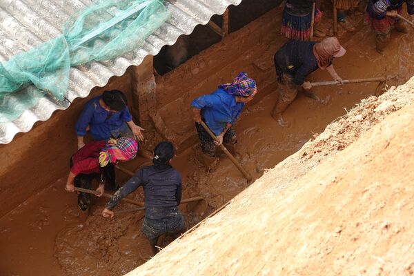 Lao Cai moves quickly to clear landslides, aid residents