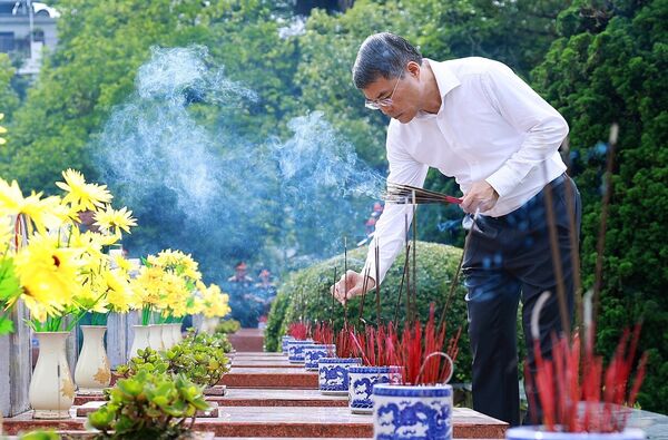 PM pays tribute to President Ho Chi Minh and fallen heroes in Dien Bien