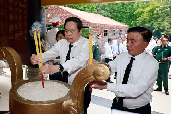 Legislative leader pays tribute to fallen heroes in Ho Chi Minh City